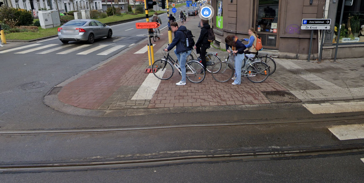 Afbeelding met buitenshuis, weg, Landvoertuig, voertuig

Automatisch gegenereerde beschrijving